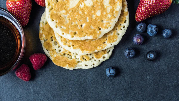 ☀️ Benvenuta Estate! Pancake Soffici ai Frutti di Bosco e Miele